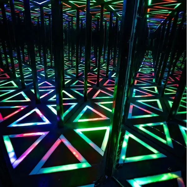 Super Space 9 Find your way through Mirror Maze
